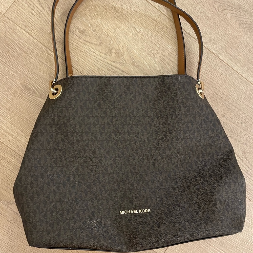 Excellent used condition Michael Kors handbag.